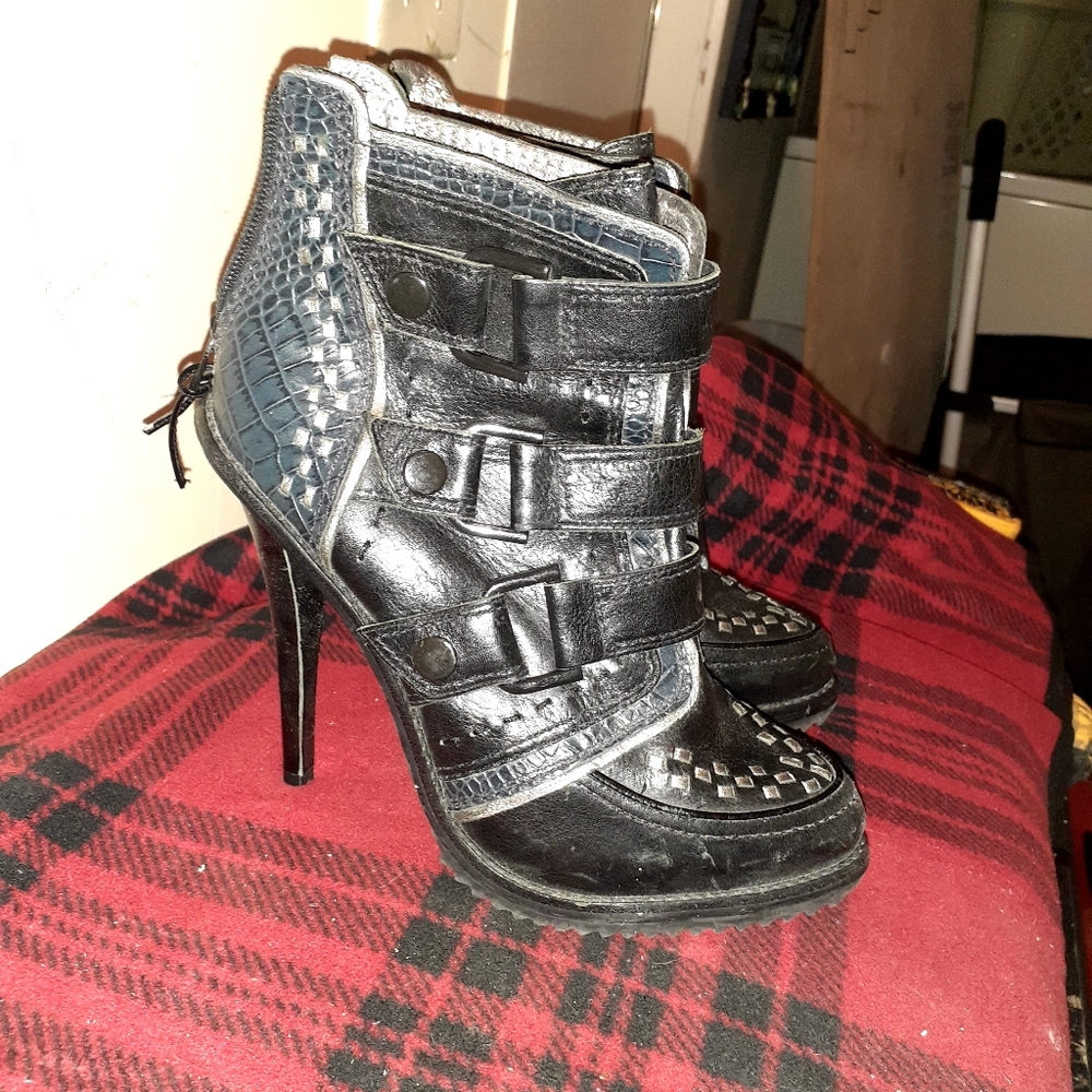 Carlos Santana booties size 7